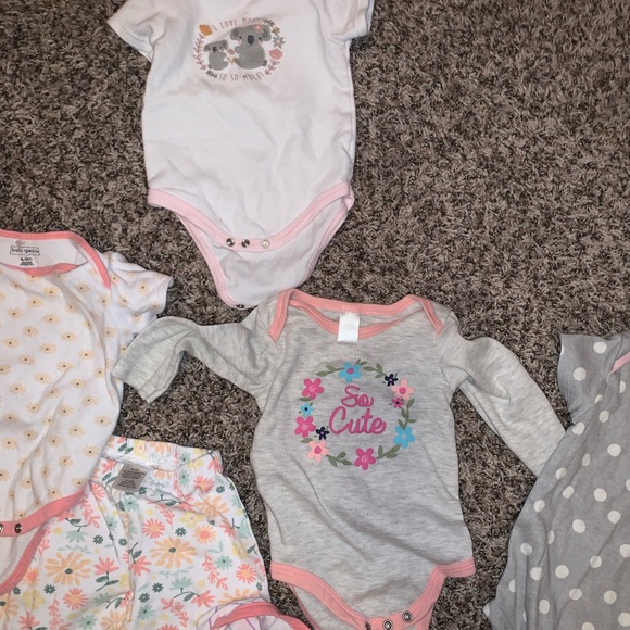 Bundle of baby girl onesies! Total of 7 items in size 6-9 months! - Picture 3 of 5